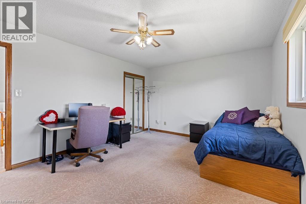 140 Solomon Crescent, Hamilton, ON - Indoor Photo Showing Bedroom
