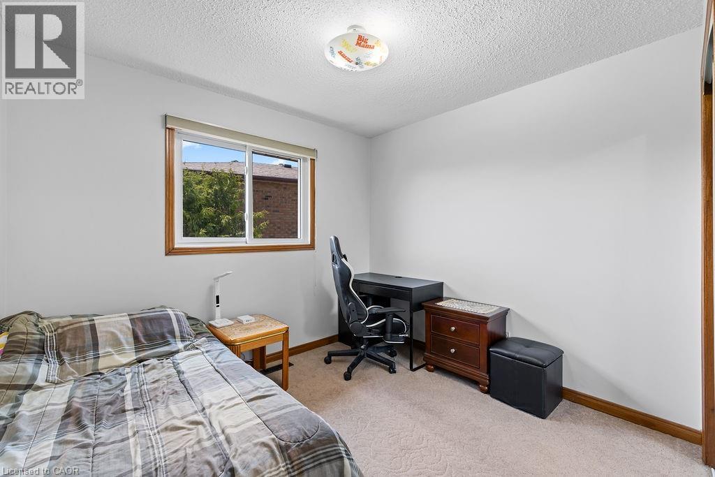 140 Solomon Crescent, Hamilton, ON - Indoor Photo Showing Bedroom