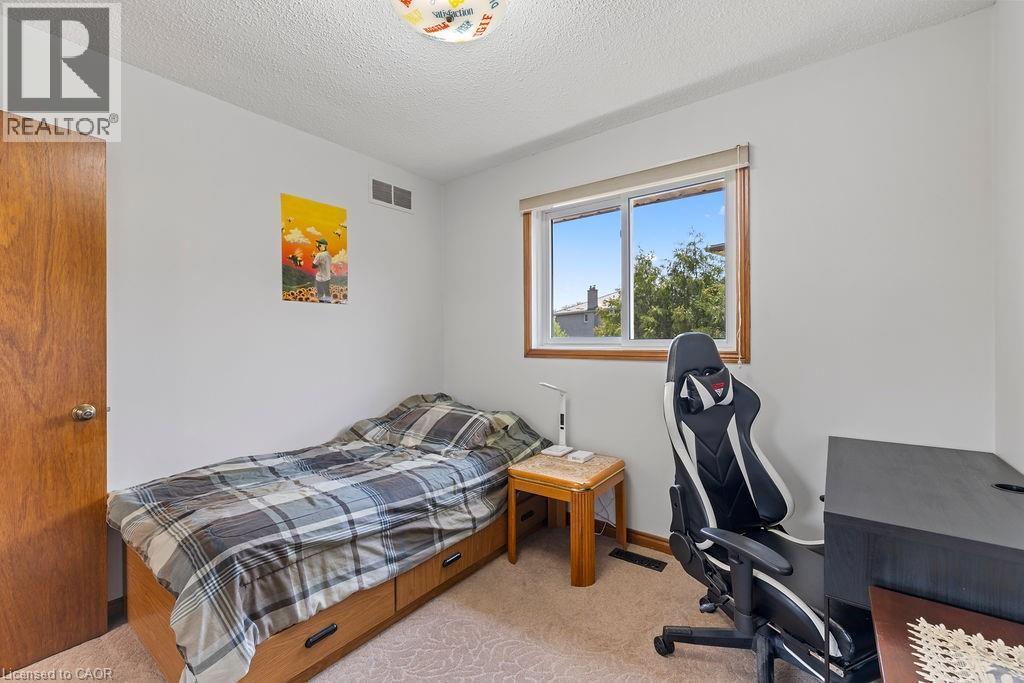140 Solomon Crescent, Hamilton, ON - Indoor Photo Showing Bedroom