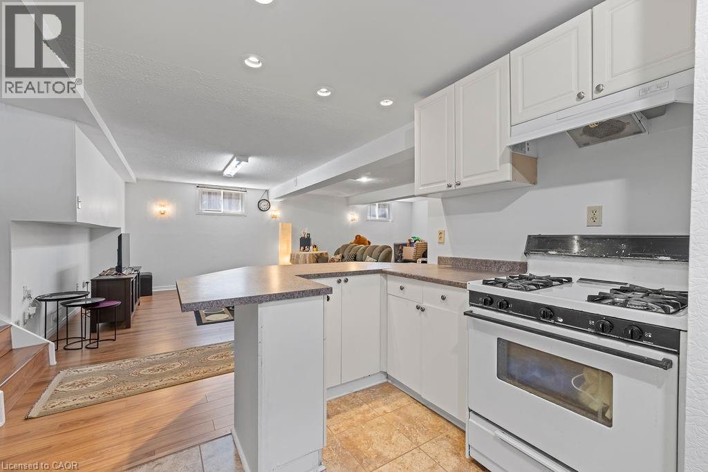 140 Solomon Crescent, Hamilton, ON - Indoor Photo Showing Kitchen