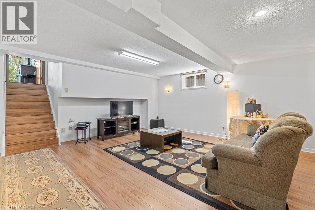 140 Solomon Crescent, Hamilton, ON - Indoor Photo Showing Other Room