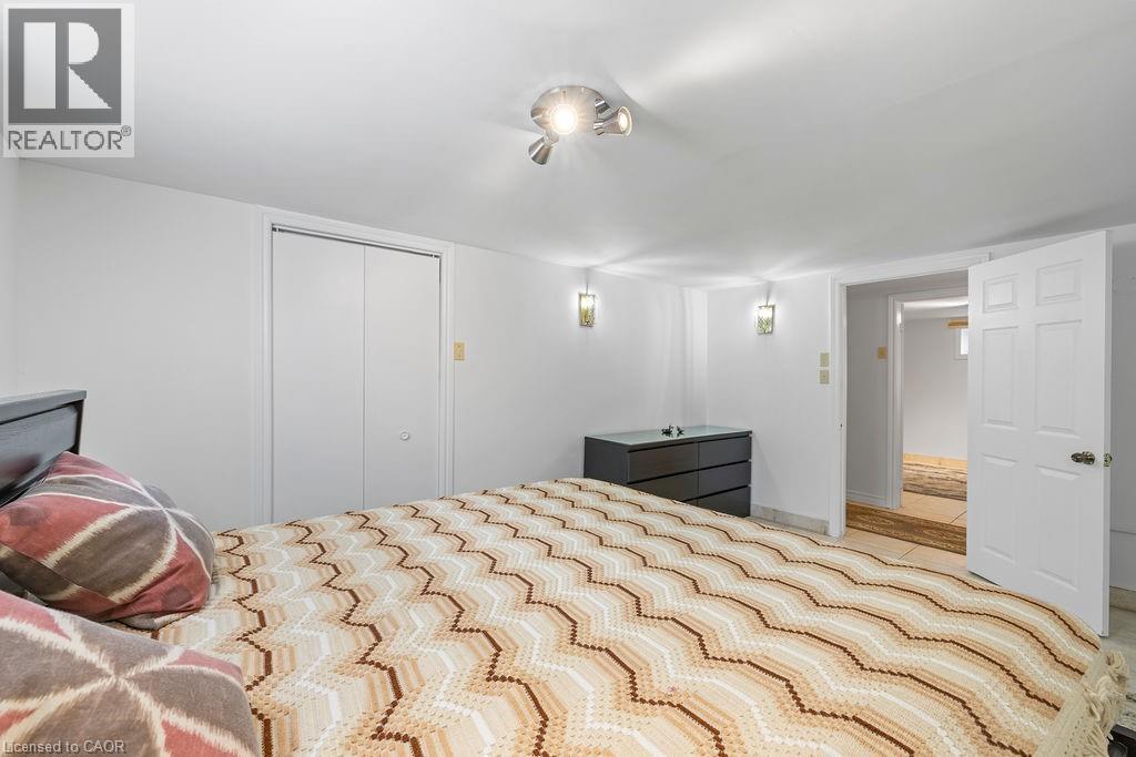 140 Solomon Crescent, Hamilton, ON - Indoor Photo Showing Bedroom
