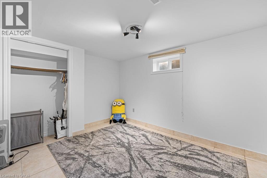 140 Solomon Crescent, Hamilton, ON - Indoor Photo Showing Other Room