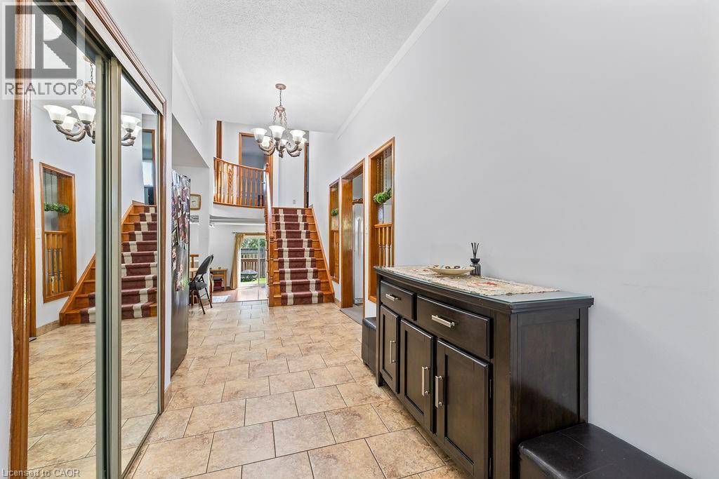 140 Solomon Crescent, Hamilton, ON - Indoor Photo Showing Other Room