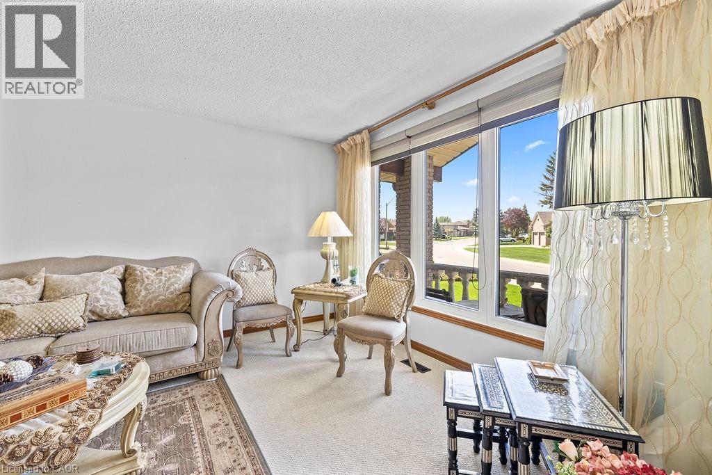 140 Solomon Crescent, Hamilton, ON - Indoor