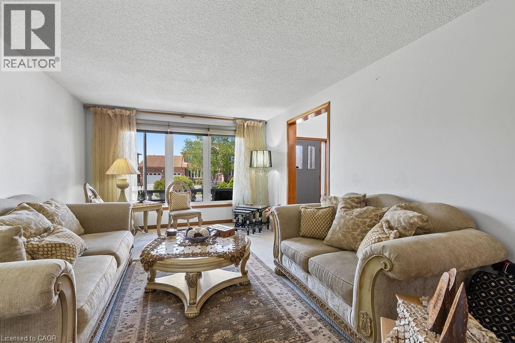 140 Solomon Crescent, Hamilton, ON - Indoor Photo Showing Living Room