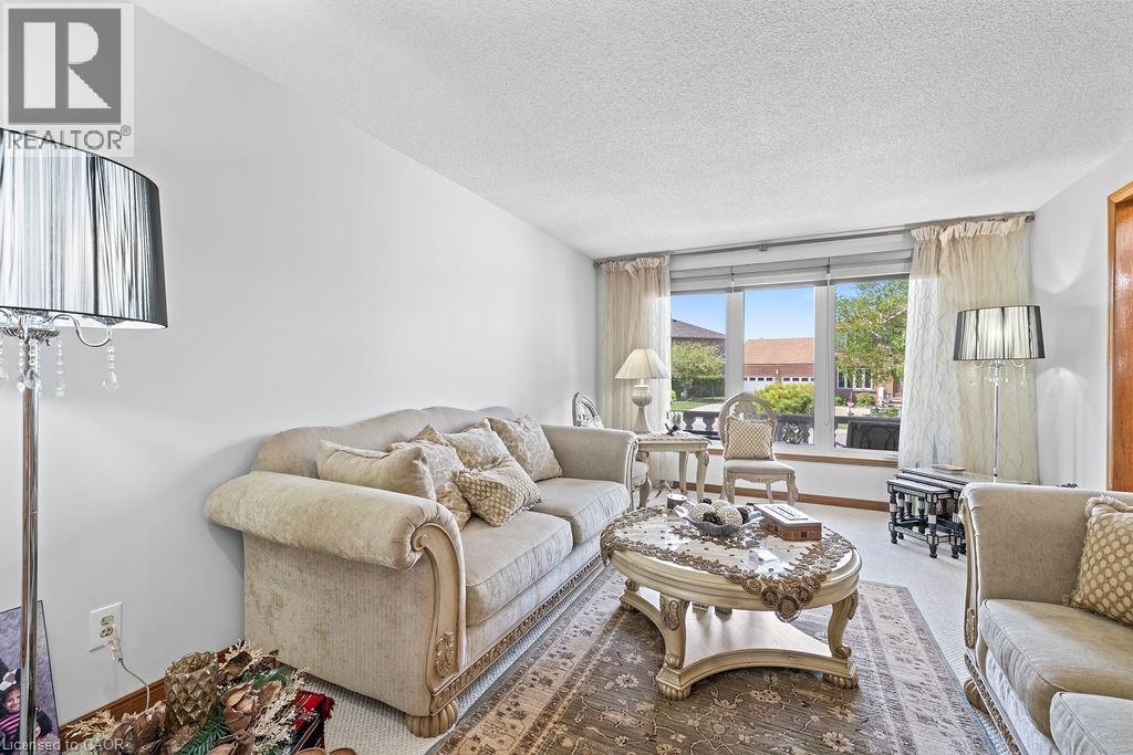 140 Solomon Crescent, Hamilton, ON - Indoor Photo Showing Living Room