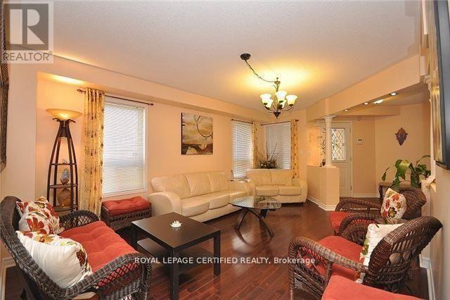426 Orange Walk Crescent, Mississauga, ON - Indoor Photo Showing Living Room