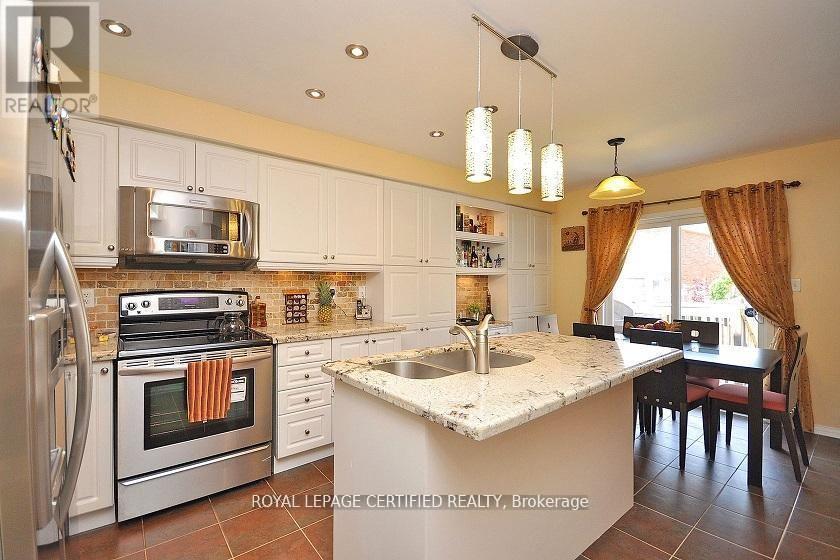 426 Orange Walk Crescent, Mississauga, ON - Indoor Photo Showing Kitchen With Stainless Steel Kitchen With Double Sink With Upgraded Kitchen