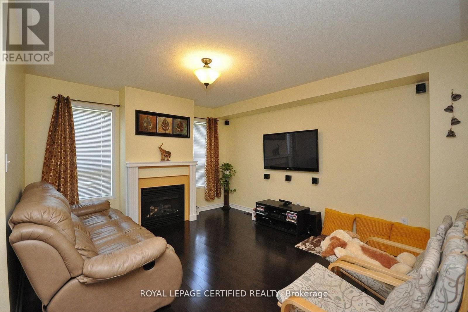 426 Orange Walk Crescent, Mississauga, ON - Indoor Photo Showing Living Room With Fireplace