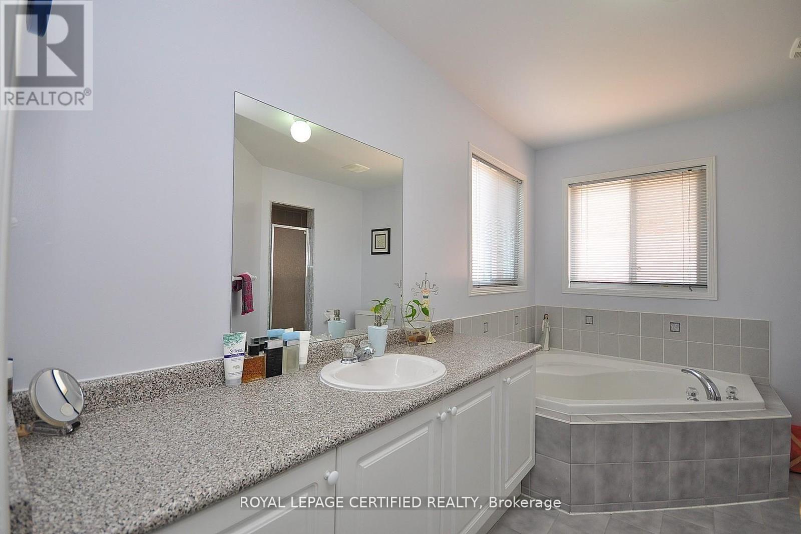 426 Orange Walk Crescent, Mississauga, ON - Indoor Photo Showing Bathroom