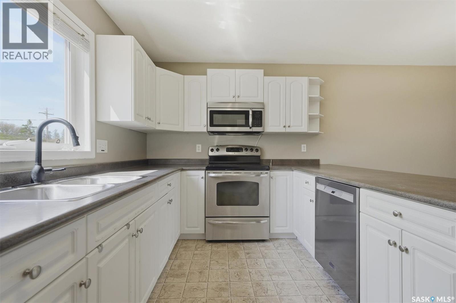 315A 109Th Street, Saskatoon, SK - Indoor Photo Showing Kitchen With Double Sink