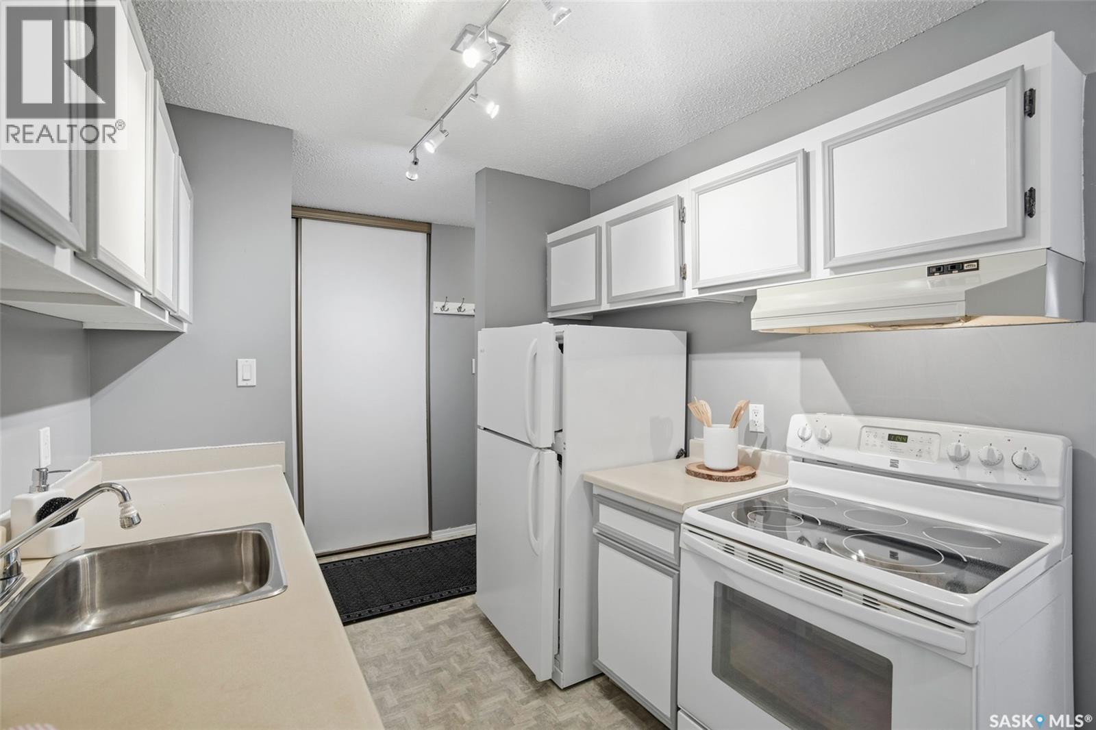 214 207C Tait Place, Saskatoon, SK - Indoor Photo Showing Kitchen