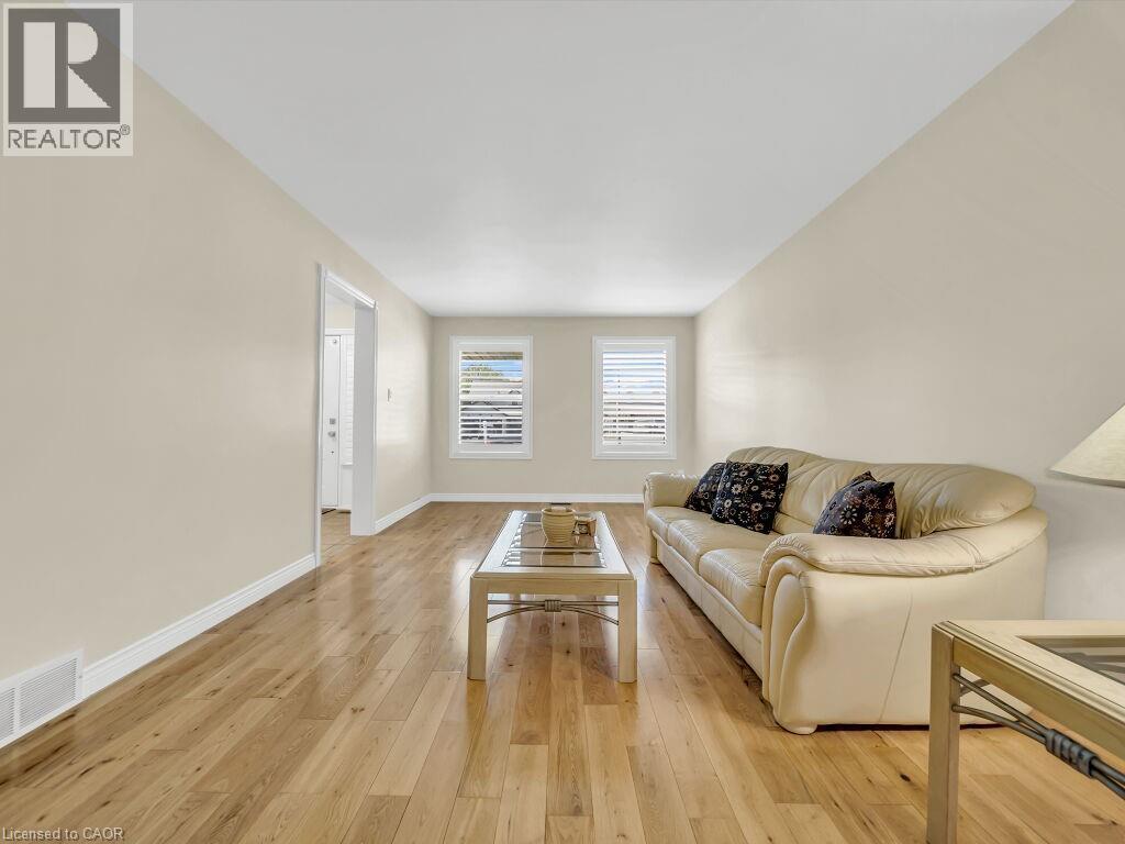 16 Glennie Court, Cambridge, ON - Indoor Photo Showing Living Room