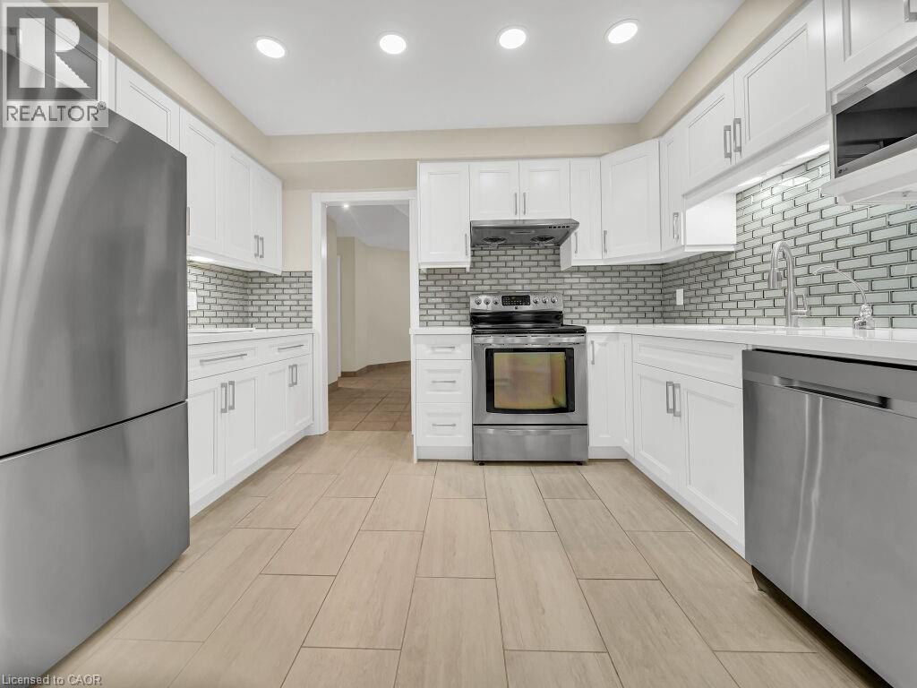 16 Glennie Court, Cambridge, ON - Indoor Photo Showing Kitchen With Stainless Steel Kitchen With Upgraded Kitchen