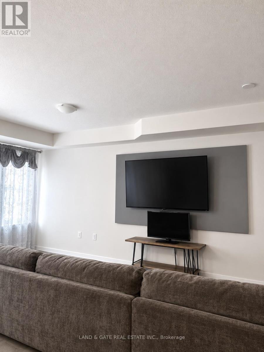 2488 Bromus Path, Oshawa (Windfields), ON - Indoor Photo Showing Living Room