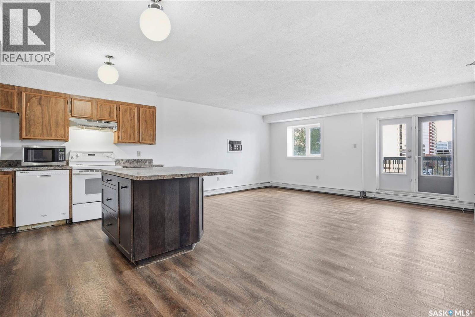 401 405 5Th Avenue N, Saskatoon, SK - Indoor Photo Showing Kitchen