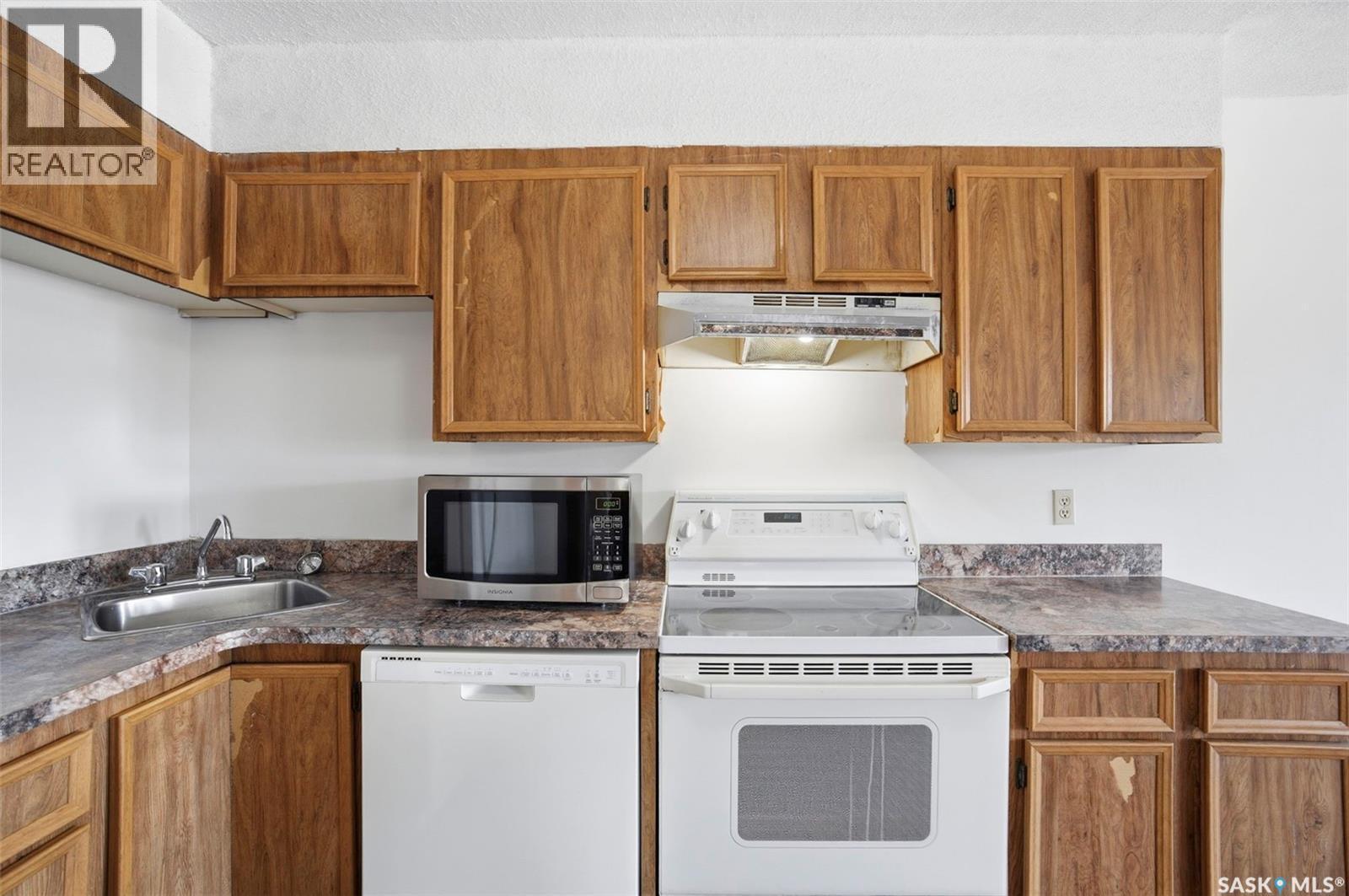 401 405 5Th Avenue N, Saskatoon, SK - Indoor Photo Showing Kitchen