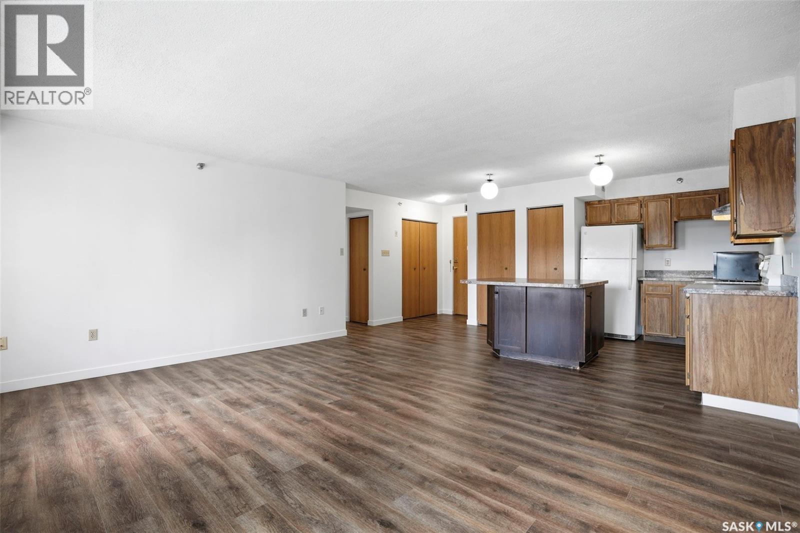 401 405 5Th Avenue N, Saskatoon, SK - Indoor Photo Showing Kitchen