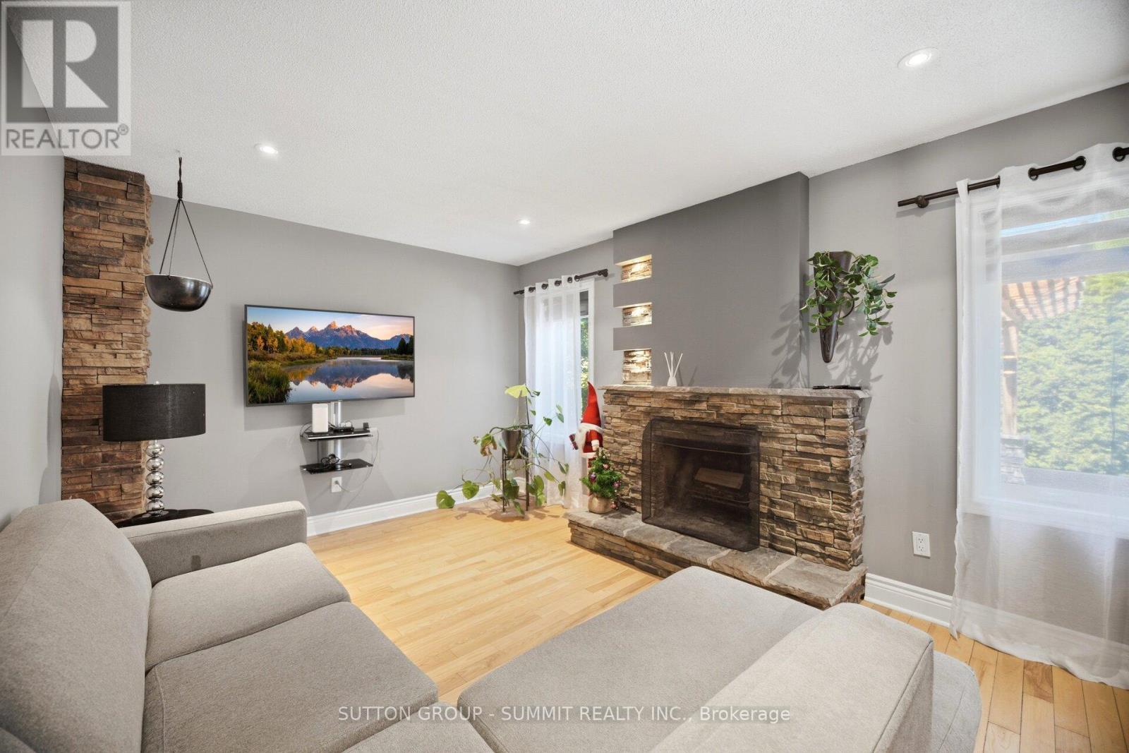 1390 Astrella Crescent, Mississauga, ON - Indoor Photo Showing Living Room With Fireplace