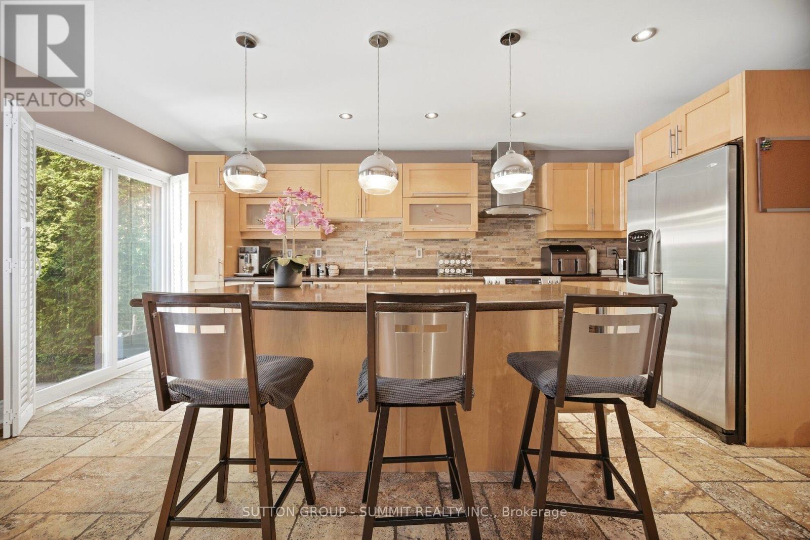 1390 Astrella Crescent, Mississauga, ON - Indoor Photo Showing Kitchen With Upgraded Kitchen