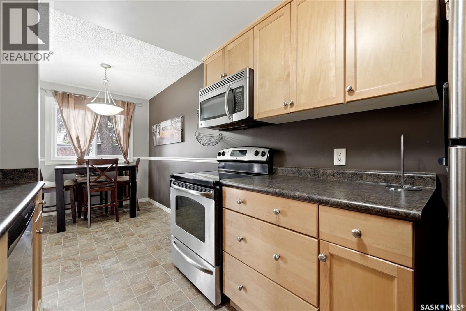3834 Castle Road, Regina, SK - Indoor Photo Showing Kitchen