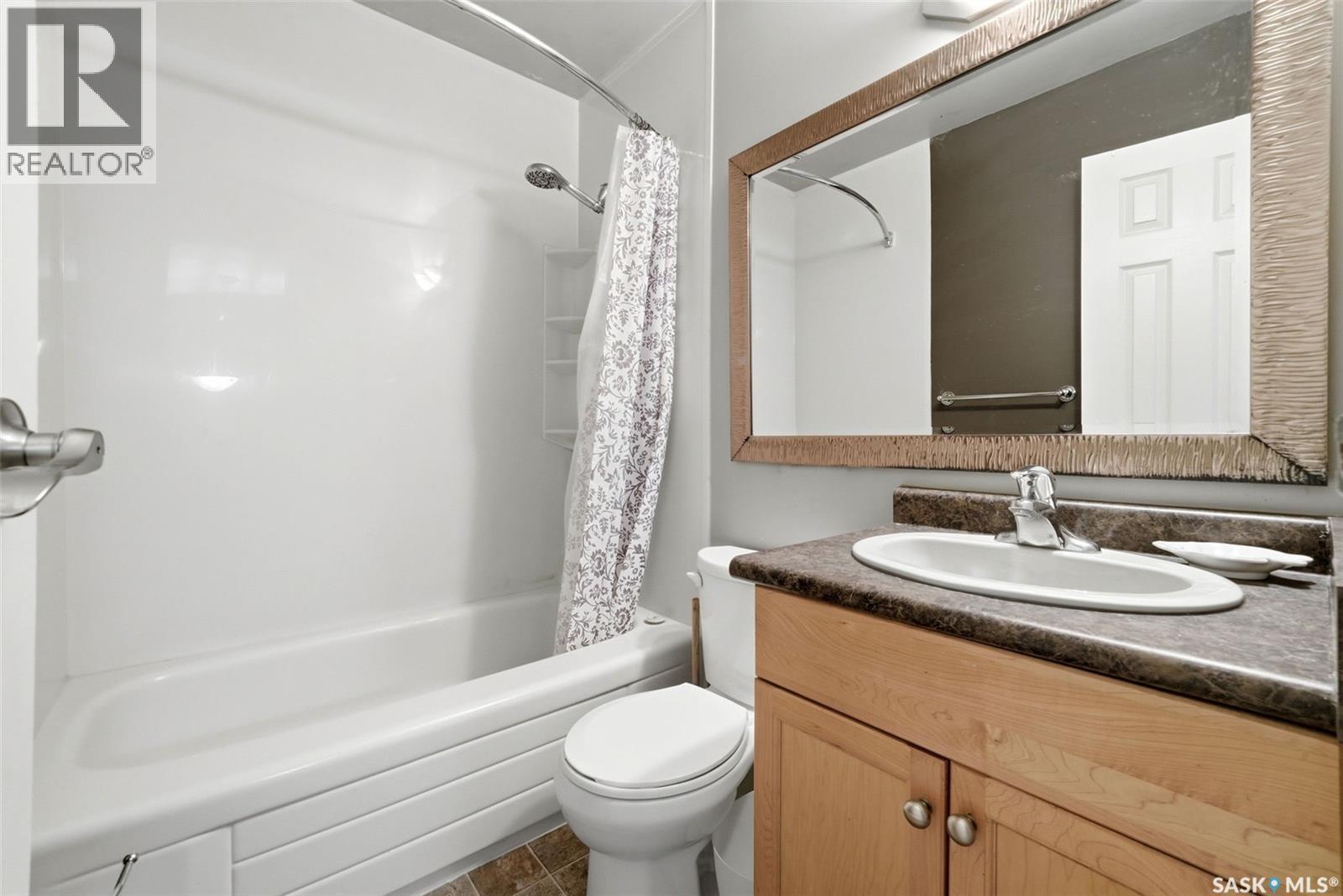 3834 Castle Road, Regina, SK - Indoor Photo Showing Bathroom
