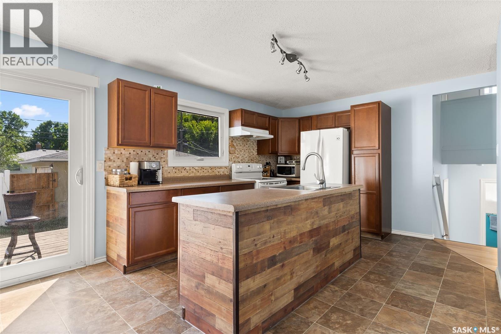 1341 9Th Avenue N, Regina, SK - Indoor Photo Showing Kitchen
