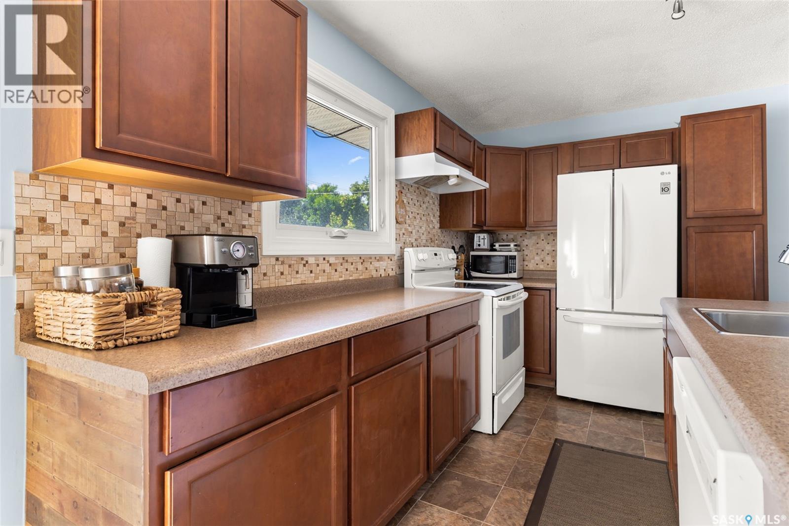 1341 9Th Avenue N, Regina, SK - Indoor Photo Showing Kitchen