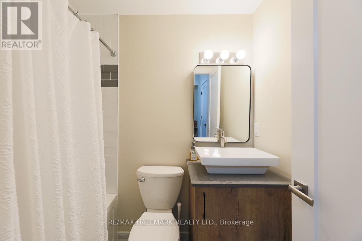 303 - 628 Danforth Avenue, Toronto, ON - Indoor Photo Showing Bathroom