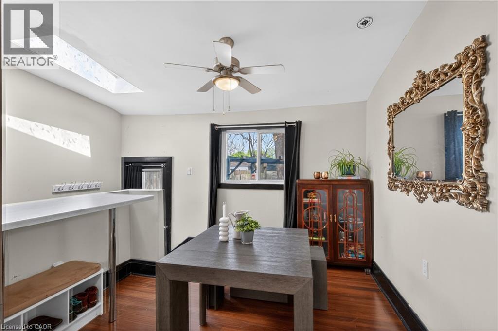 147 Strachan Street E, Hamilton, ON - Indoor Photo Showing Dining Room