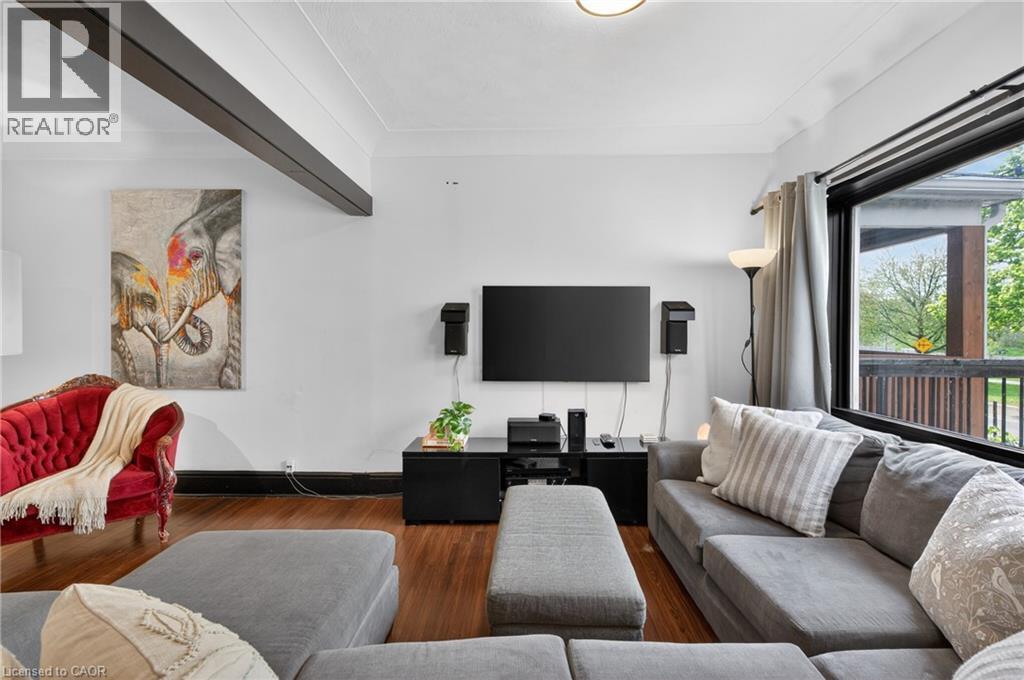 147 Strachan Street E, Hamilton, ON - Indoor Photo Showing Living Room