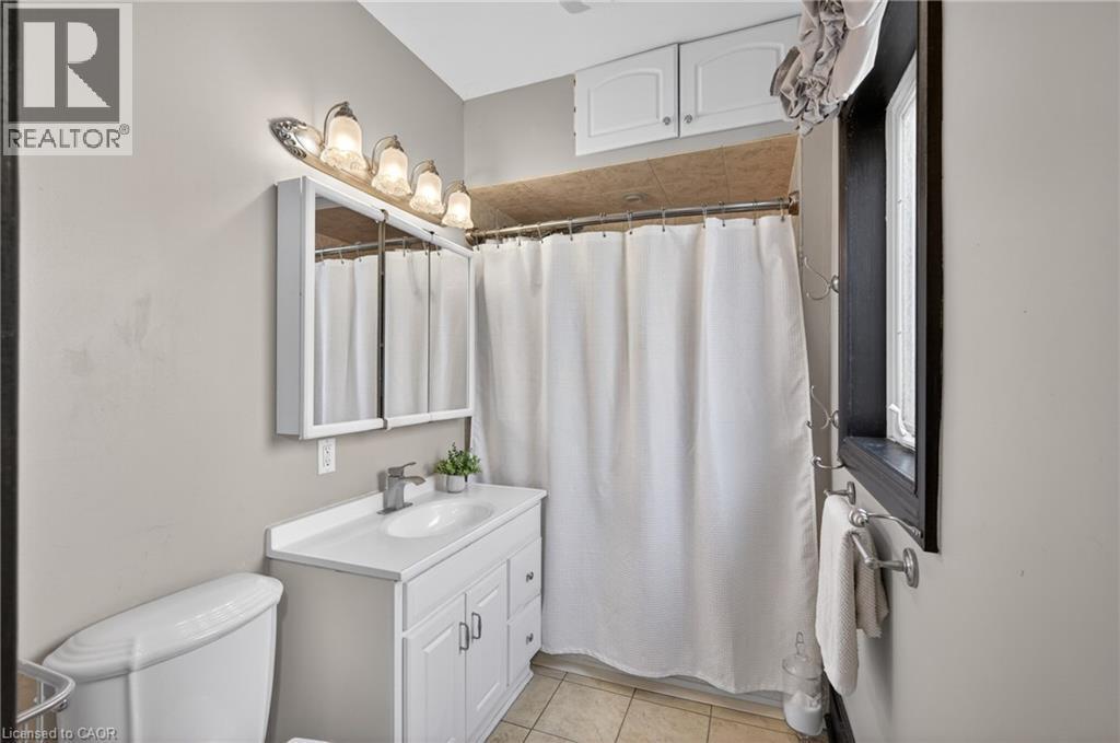 147 Strachan Street E, Hamilton, ON - Indoor Photo Showing Bathroom