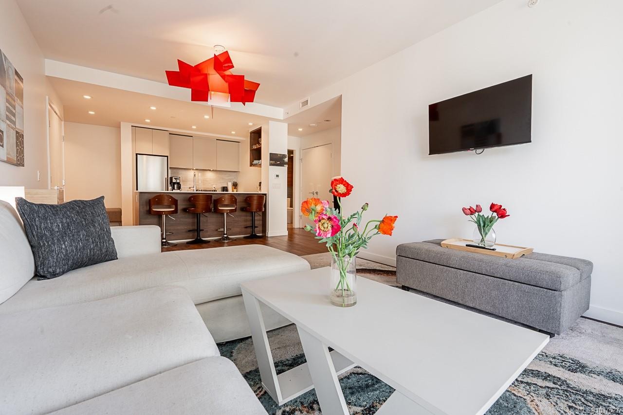 #604-369 Tyee Rd, Victoria, BC - Indoor Photo Showing Living Room