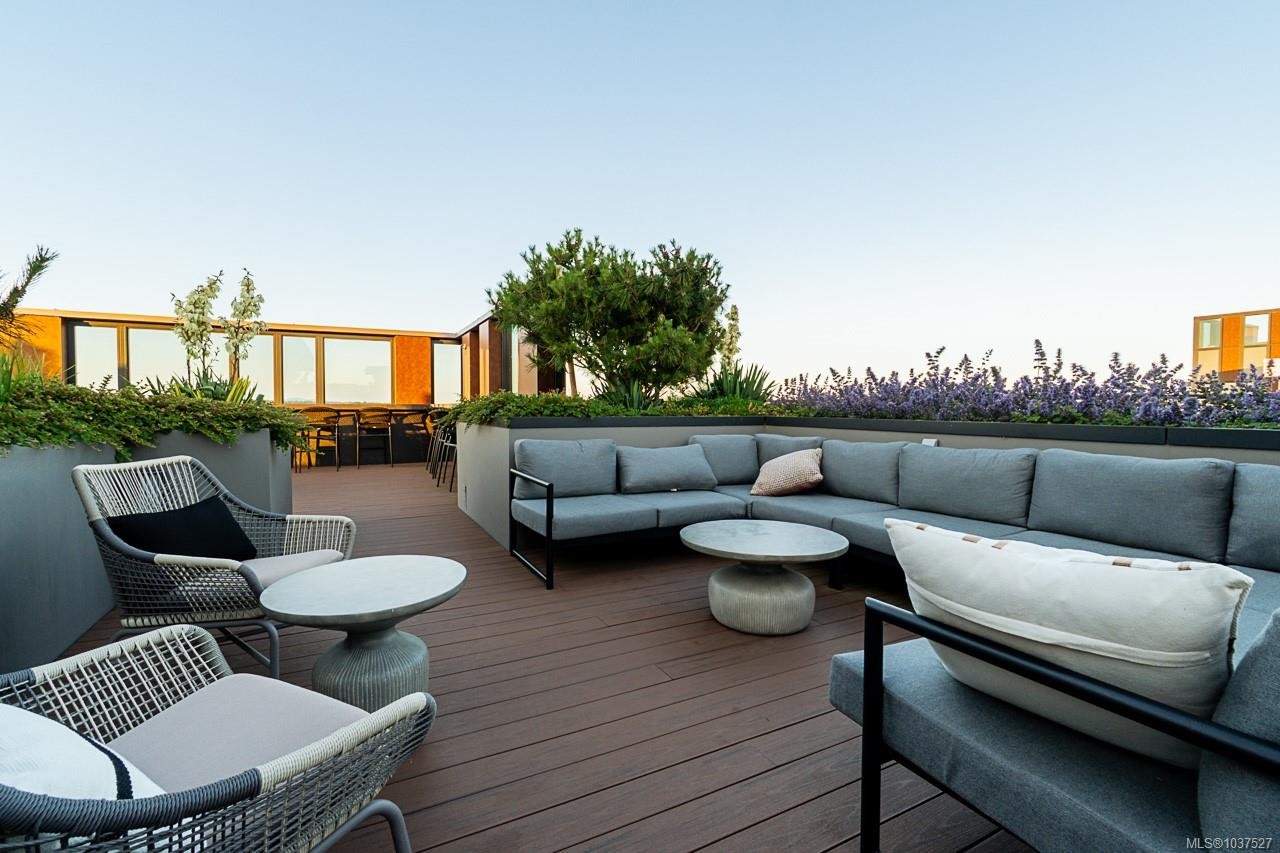 #604-369 Tyee Rd, Victoria, BC - With Exterior