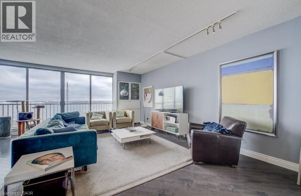 33 Harbour Square Unit# 1017, Toronto, ON - Indoor Photo Showing Living Room