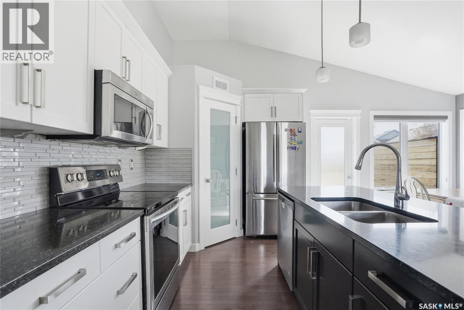 1111 Evergreen Boulevard, Saskatoon, SK - Indoor Photo Showing Kitchen With Stainless Steel Kitchen With Double Sink With Upgraded Kitchen