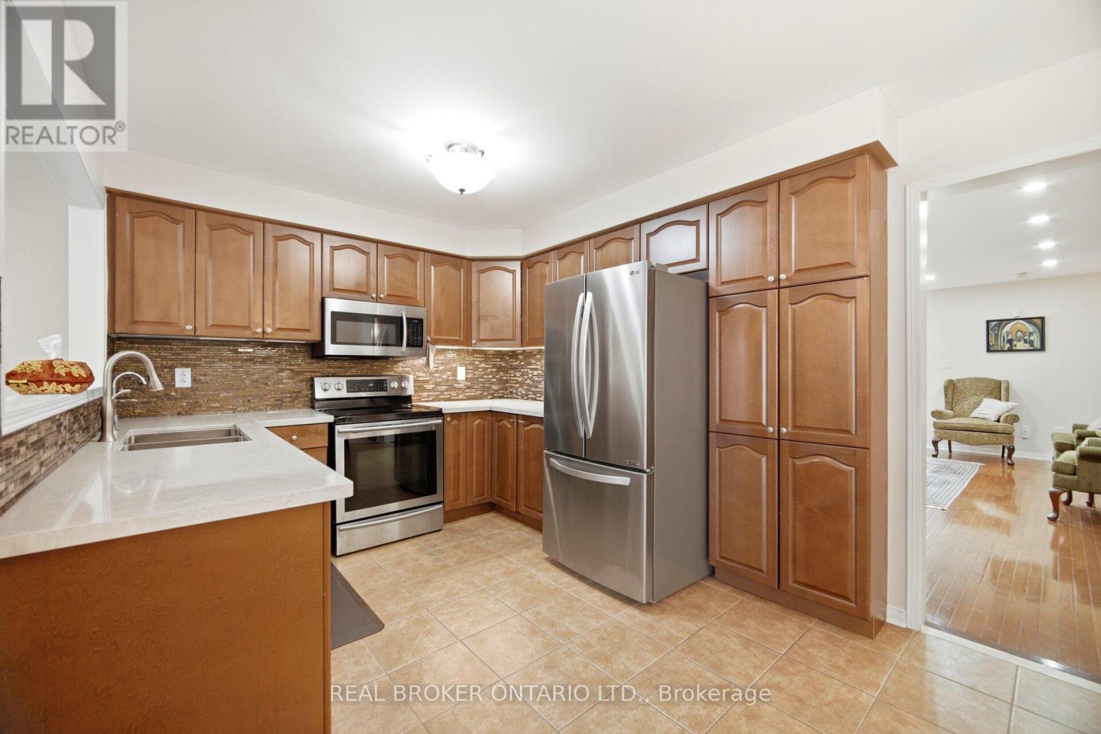 Eat-in Kitchen - 3935 Skyview Street, Mississauga, ON - Indoor Photo Showing Kitchen With Stainless Steel Kitchen