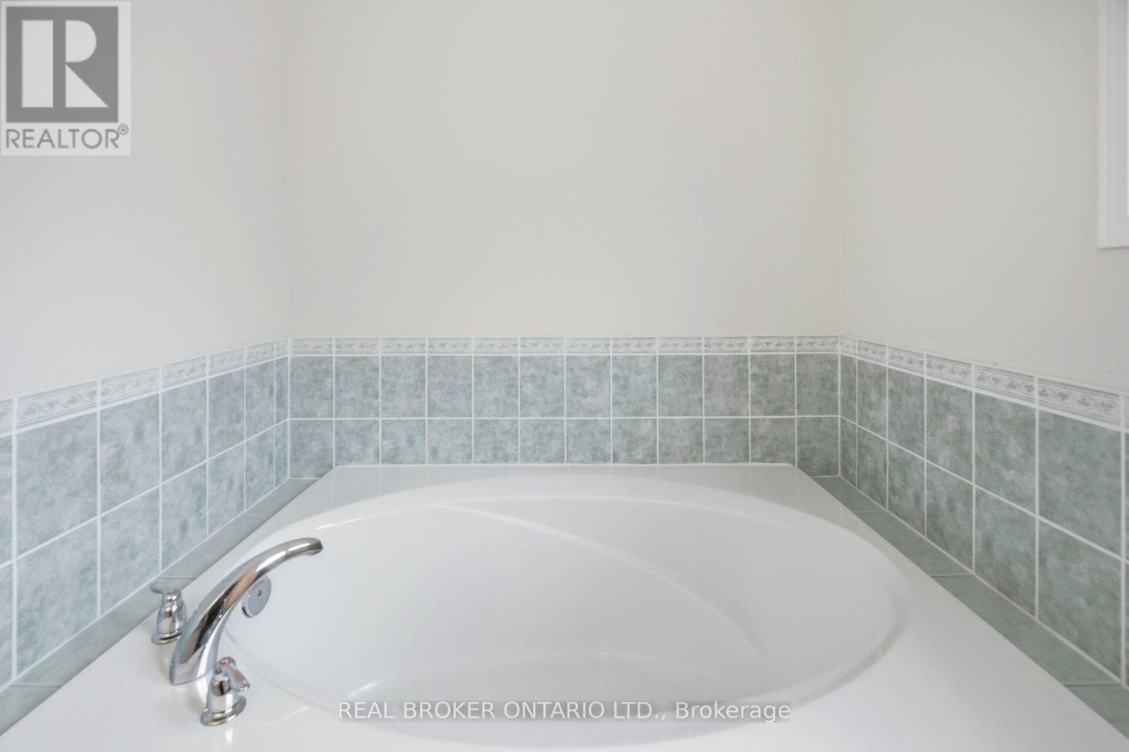 Primary bathroom - 3935 Skyview Street, Mississauga, ON - Indoor Photo Showing Bathroom