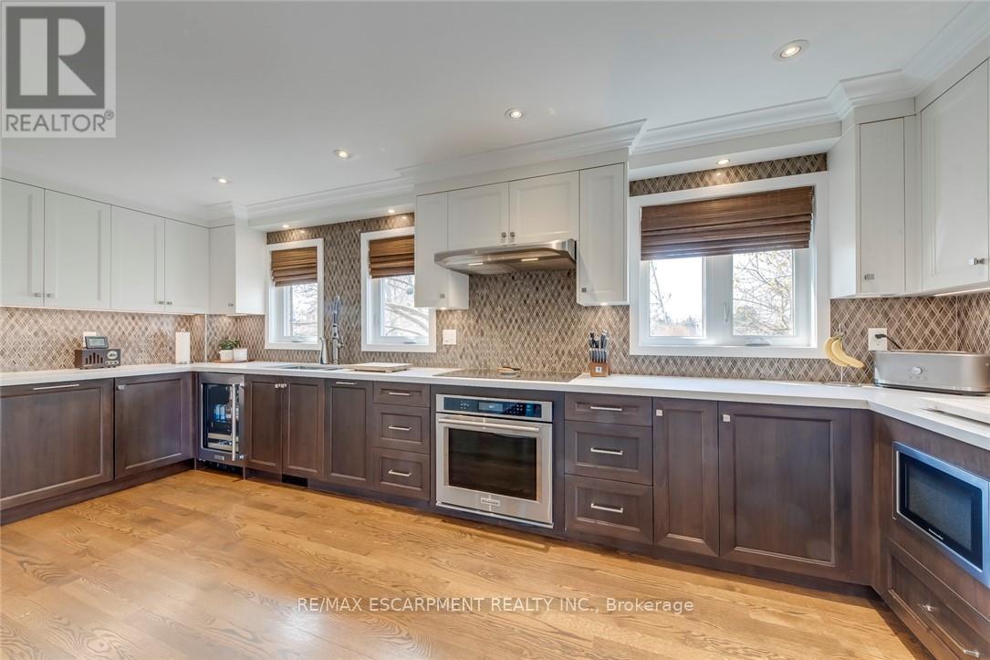 3311 Springvale Court, Burlington, ON - Indoor Photo Showing Kitchen With Upgraded Kitchen