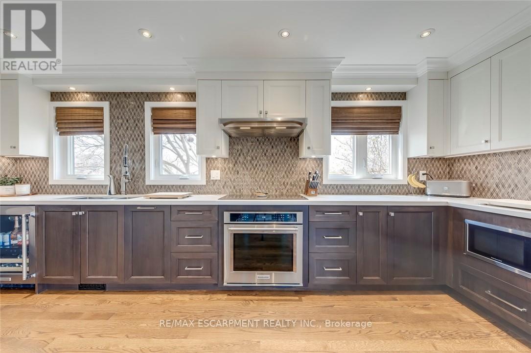 3311 Springvale Court, Burlington, ON - Indoor Photo Showing Kitchen With Upgraded Kitchen