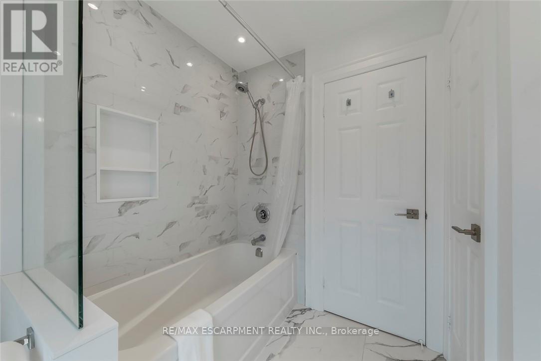 3311 Springvale Court, Burlington, ON - Indoor Photo Showing Bathroom
