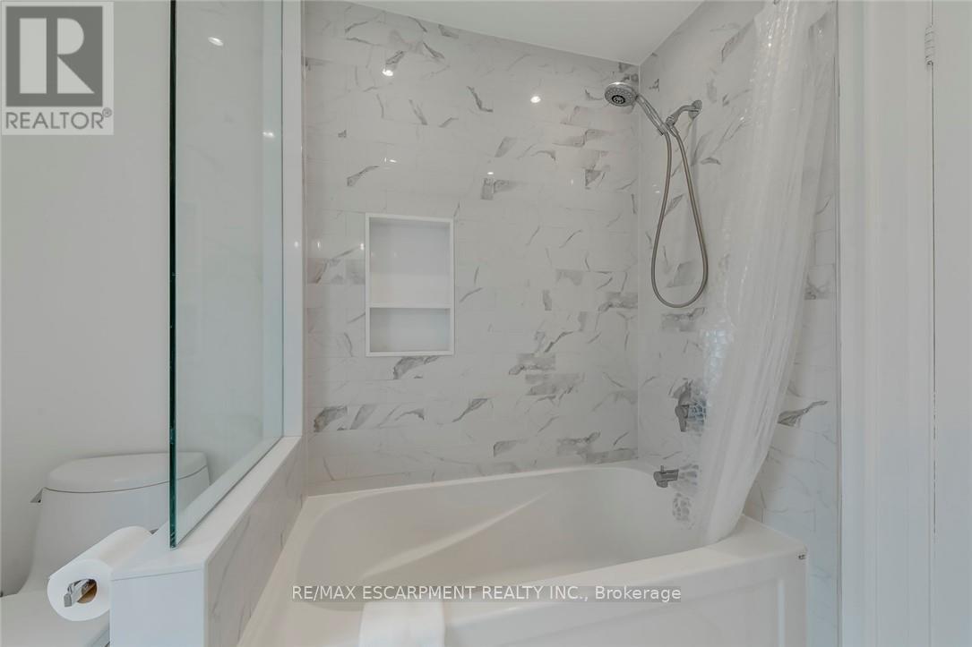 3311 Springvale Court, Burlington, ON - Indoor Photo Showing Bathroom
