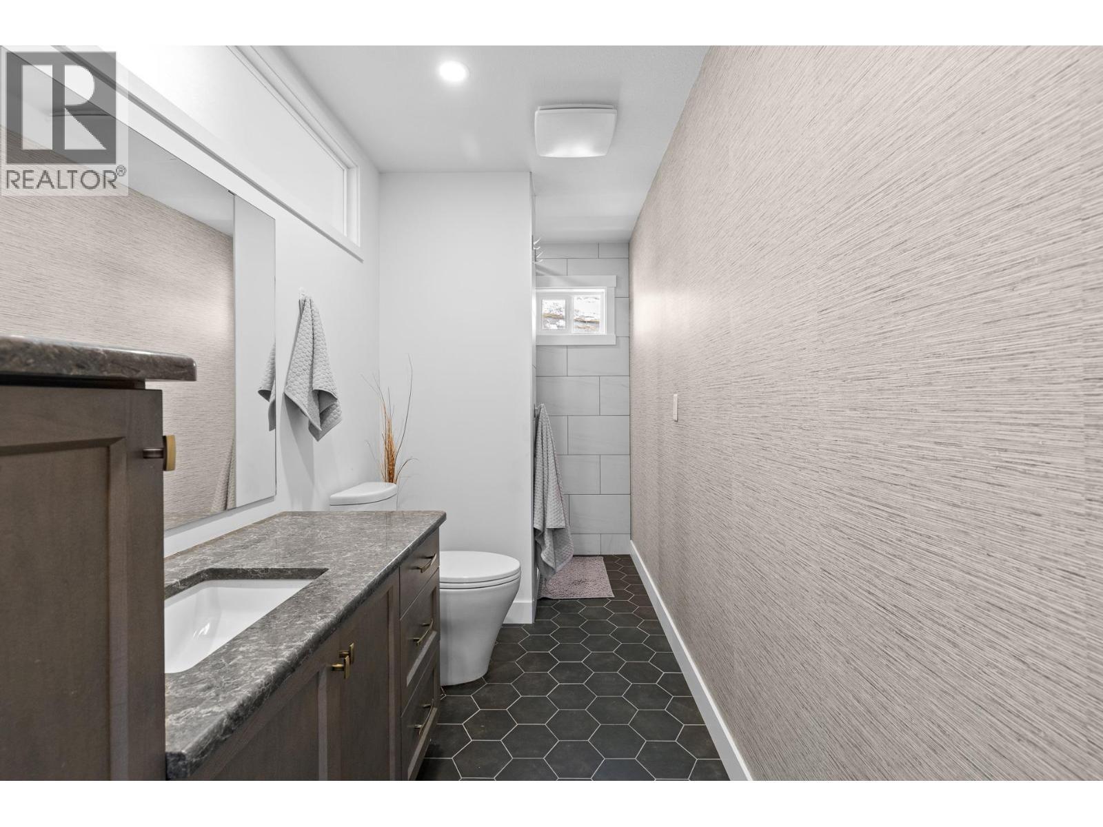 5 pce ensuite off main bedroom. - 647 Mt Ida Drive, Coldstream, BC