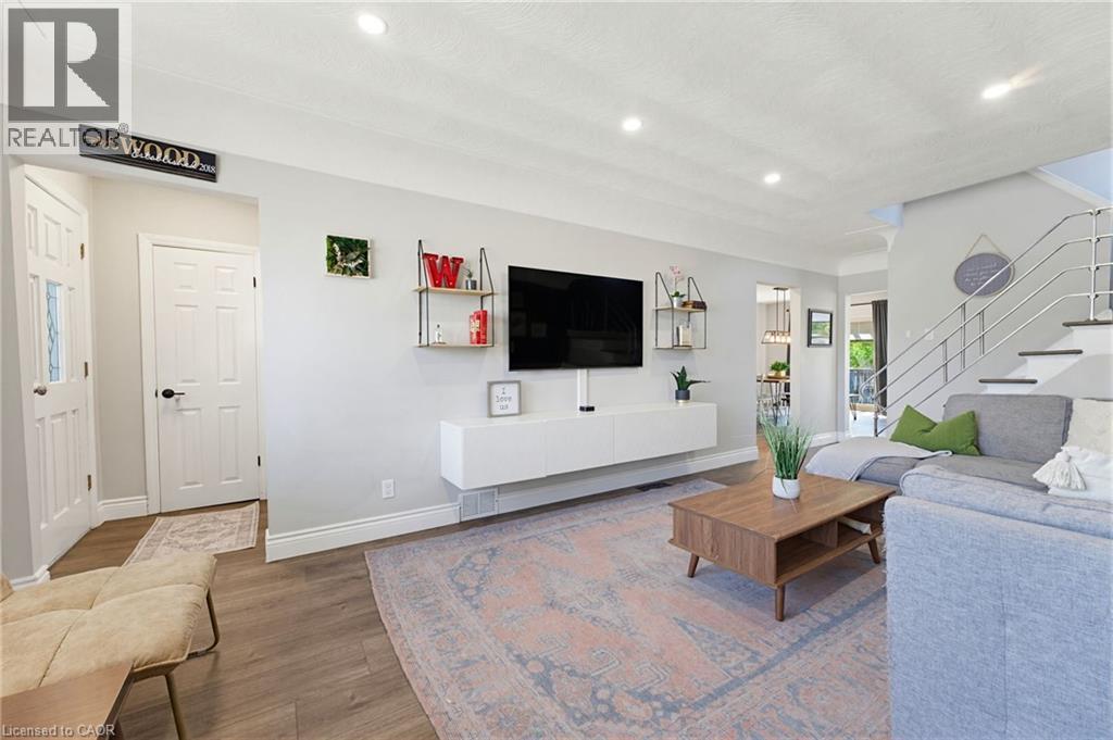 140 Parkdale Avenue S, Hamilton, ON - Indoor Photo Showing Living Room