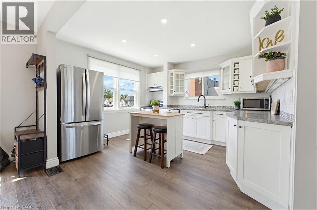 140 Parkdale Avenue S, Hamilton, ON - Indoor Photo Showing Kitchen