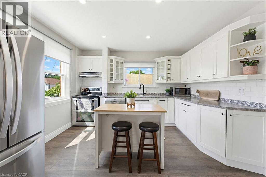 140 Parkdale Avenue S, Hamilton, ON - Indoor Photo Showing Kitchen
