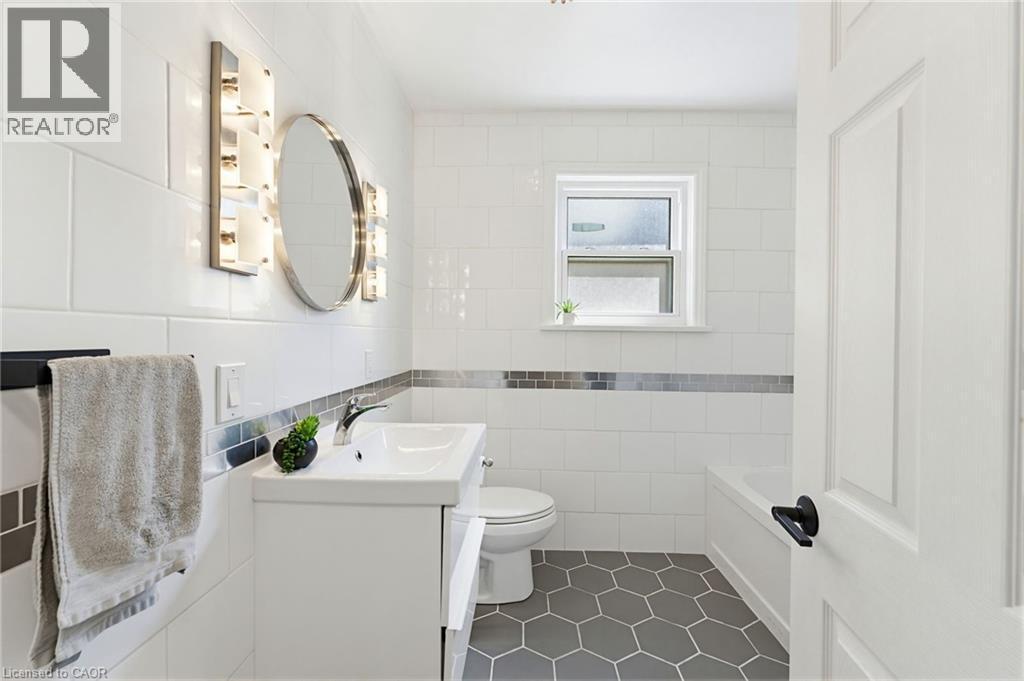 140 Parkdale Avenue S, Hamilton, ON - Indoor Photo Showing Bathroom