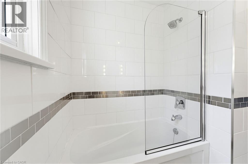 140 Parkdale Avenue S, Hamilton, ON - Indoor Photo Showing Bathroom