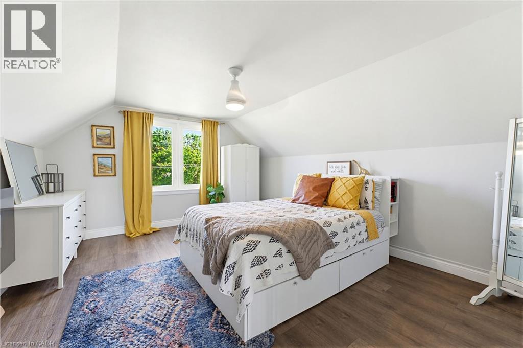 140 Parkdale Avenue S, Hamilton, ON - Indoor Photo Showing Bedroom